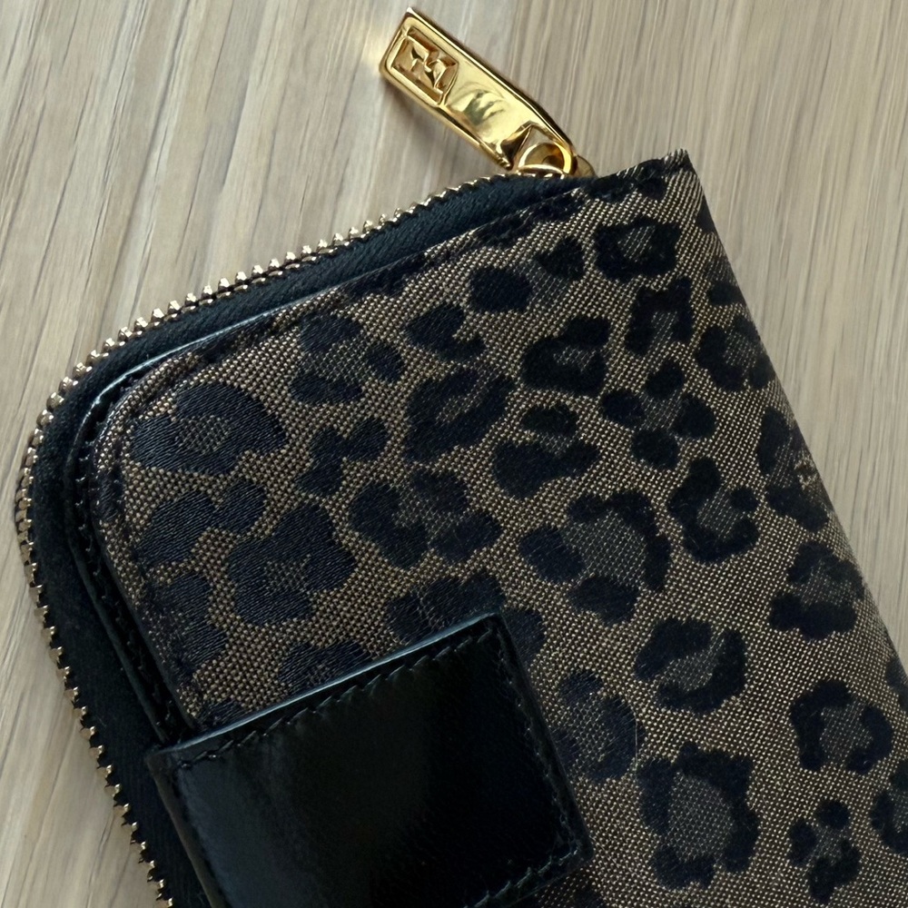 Fendi- Authentic Rare Vintage Leopard Print and black leather  Zip Wallet - Picture 9 of 12